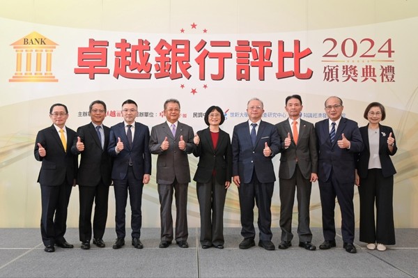 [금융감독관리위원회 치우수전(邱淑貞) 부위원장(왼쪽 다섯 번째), 탁월잡지 발행인  린딩펑(林定芃, 왼쪽 네 번째), 수상기업 중 비금융지주회사 대표 참석자] 