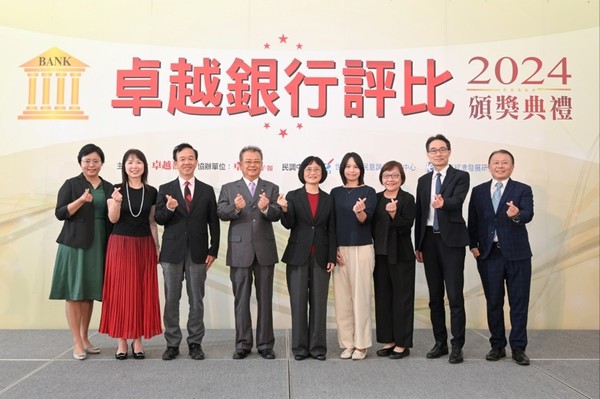 [금융감독관리위원회 치우수전(邱淑貞) 부위원장(오른쪽 다섯 번째), 탁월잡지발행인  린딩펑(林定芃, 왼쪽 네 번째), 수상기업 중 외국은행 대표 참석자] 