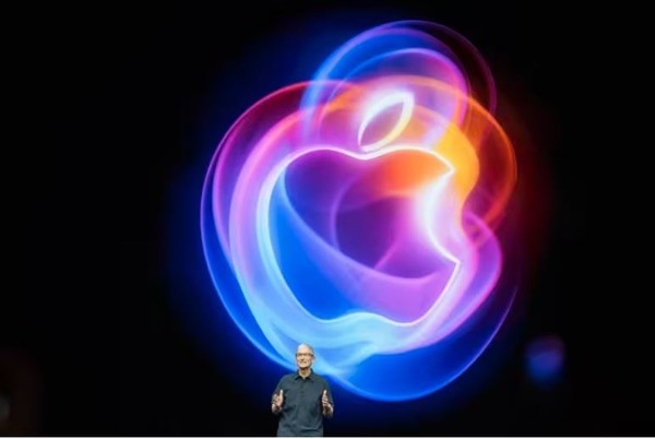 애플 CEO 팀 쿡이 생중계된 '애플 이벤트 2024' 무대에서 발언하고 있다. (출처=AFP)