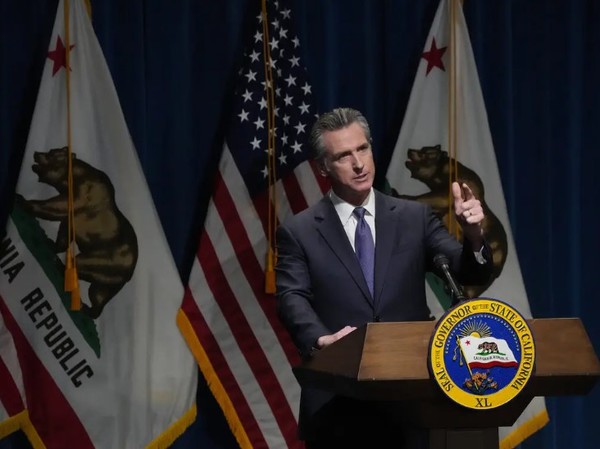 개빈 뉴섬 미 캘리포니아 주지사가 18일(현지시각) 캘리포니아 AI 관련법 38개 중 8개법안에 서명, 즉히 발효되게 했다. (사진=뉴욕타임스)