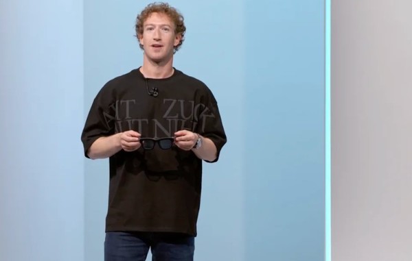 메타의 CEO 마크 저커버그가 '메타 커넥트 2024'에서 기조연설을 통해 메타AI를 비롯한 기술과 제품을 소개하고 있다.(사진=메타)