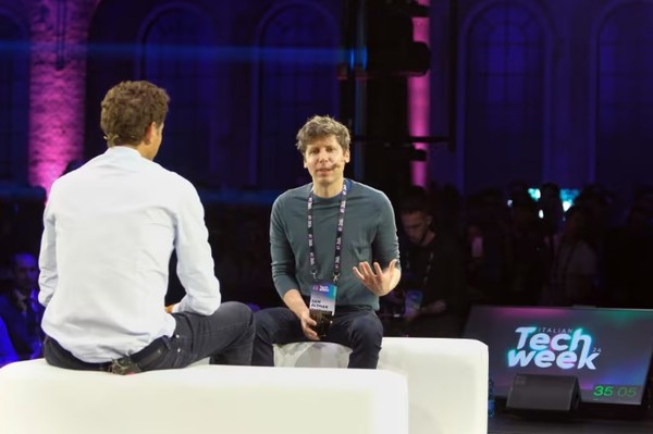 거액의 AI개발 자금을 모금하기 위해 전 세계를 돌고 있는 샘 앨트먼이 최근 이탈리아에서 열린 기술전시회의  노변 좌담에 출연하기도 했다. (사진=줌마 프레스)