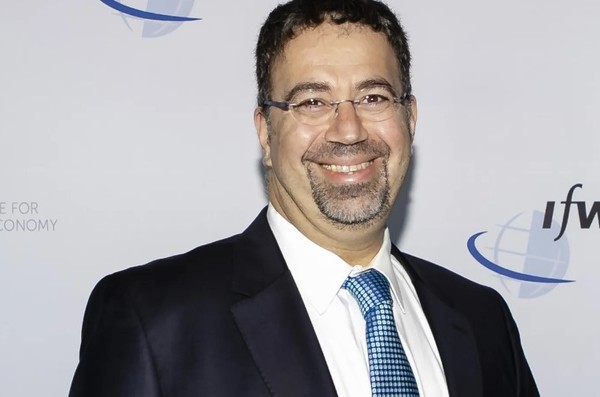 미국의 대표적인 'AI 회의론자'인 데이런 에이스모글루 MIT 경제학 교수가 최근 "'AI 거품' 멀지 않아 꺼지고, 일자리 대체도 전체의 5%에 불과할 것"이라고 주장해 눈길을 끈다. (사진=블룸버그)