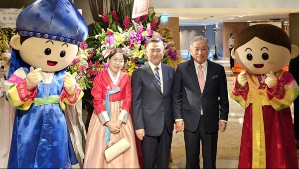 [주타이베이 한국대표부 이은호 대표 부부(왼쪽)와 텐중광 대만 외교부 정무차장(오른쪽)]  