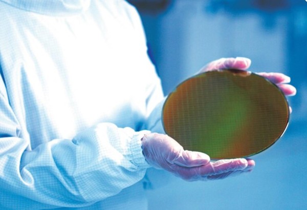 삼성전자 관계자가 3나노 GAA 기반의 웨이퍼를 들고 있다. (출처=삼성전자)