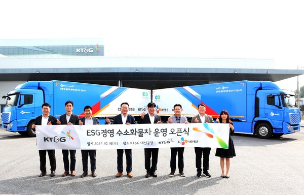 16일 오전 KT&G대전공장에서 열린 오픈 행사에서 서대철 KT&G SCM실장(왼쪽 다섯번째)과 김성기 CJ대한통운 영업3담당(왼쪽 네번째)을 비롯한 양사 관계자들이 기념촬영을 하고 있다