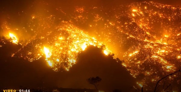 화재로 화염이 치솟는 광경으로 본문과 직접 관련은 없음. (사진=AP)