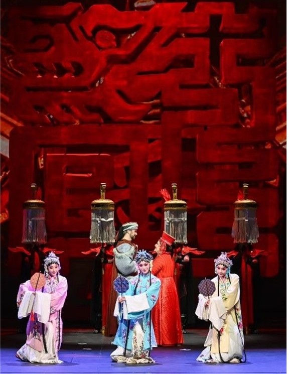  [경극 요소가 추가된 공연 장면]