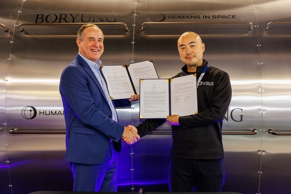 IAC 보령 부스에서 인튜이티브머신스 CEO 스트브 알테무스와 보령 김정균 대표가 MOU 기념 촬영을 하고 있다.(사진:보령)