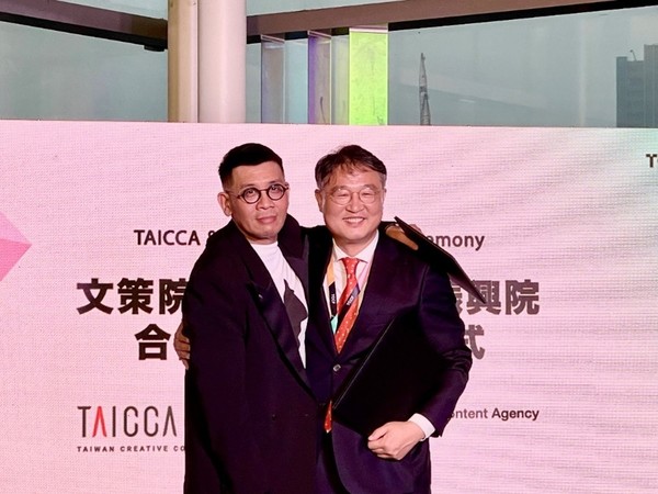  [TAICCA 차이지아준(蔡嘉駿, Homme Tsai) 회장(왼쪽), 경기도콘텐츠진흥원 탁용석(卓勇錫, Tark Youngseok) 원장(오른쪽), 사진 : Adela Lin]