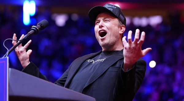 트럼프 유세 현장에서 무대에 오른 일론 머스크. (사진=워싱턴포스트)