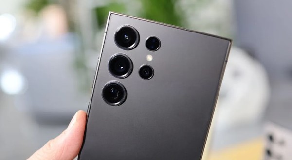  삼성 S24 울트라. S25울트라는 초광각 카메라를 탑재하고 있다. (사진=퓨처)