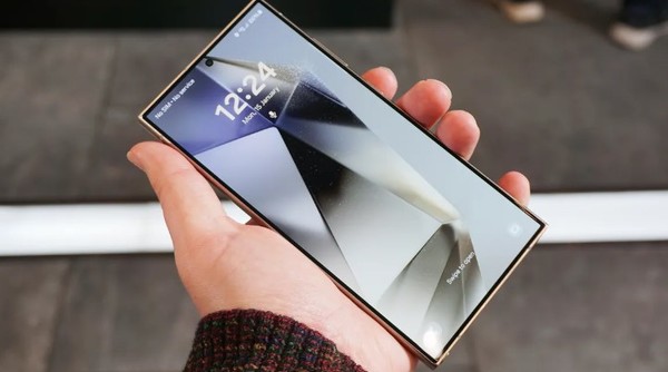  삼성 S24 울트라. S25울트라는 S24울트라보다 화면도 더욱 커진다. (사진=퓨처)