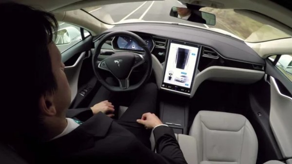 운전자가 핸들에서 손을 떼고 시험 주행하는 자율주행 레벨3의 모습. (사진=테크레이다)