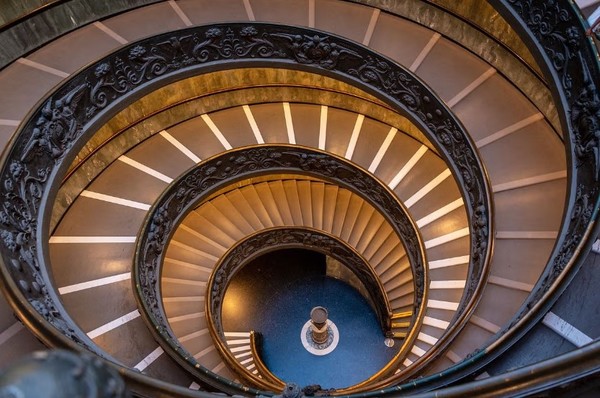 비트코인의 등락을 시사하는 나사형 계단 이미지. (이미지=픽사베이, 코인데스크)