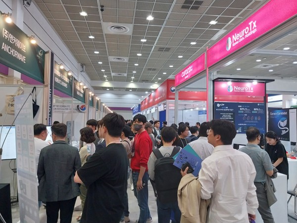 AI 경량화 기술 등을 전문으로 하는 소기업들이 대거 참여한 '2024 월드IT쇼'를 둘러보는 관람객들. 사진은 본문과 직접 관련은 없음. (사진=애플경제)