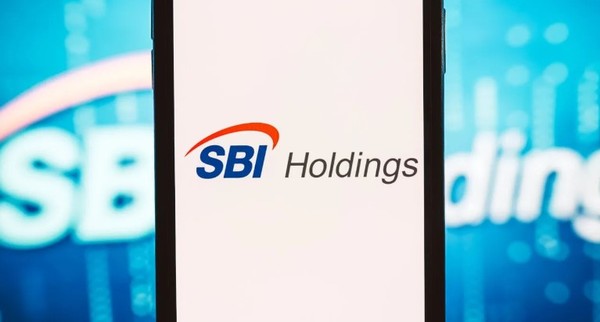 해킹 피해로 폐쇄된 일본의 암호화폐 거래소 DMM Bitcoin 사가 자사의 고객 자산을 이전하기로 한 일본 최대 VC인 SBi VC 로고와 이미지. (출처=셔터스톡)