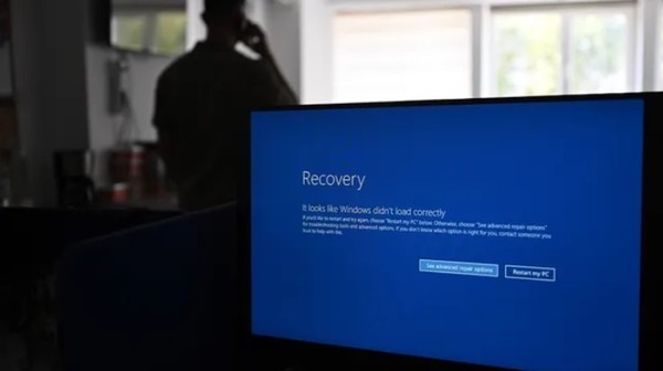 크라우드스트라이크의 업데이트 실수로 일어난 블루 스크린 모습. (사진=어도비스톡)
