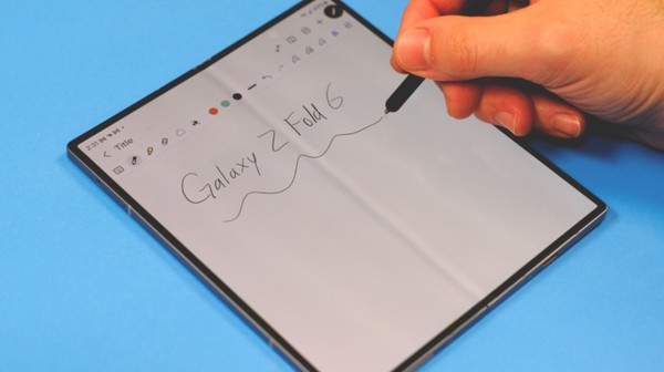 삼성은 초슬림화된 Z폴더7을 출시할 것으로 전해졌다. 사진은 삼성의 Z 폴더6. (사진=매셔블)