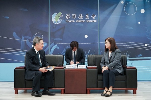 [주타이베이 한국대표부 이은호 대표(왼쪽), 대만해양위원회 Kuan Bi-Ling 위원장(오른쪽)]