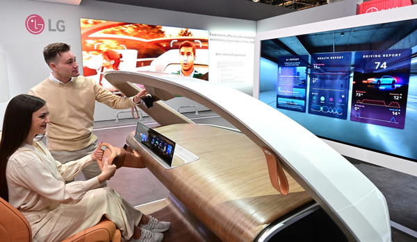  AI로 외국어 교통 표지판을 실시간으로 번역해주고, 운전자의 시선과 표정을 분석해 졸음, 실시간 심박수, 안전벨트 착용 여부 등 안전 정보를 알려주는 ‘인캐빈 센싱(In-cabin sensing, 운전자 및 차량 내부 공간 감지)’ 솔루션을 사용자들이 시연해보고 있다.(사진:LG전자)