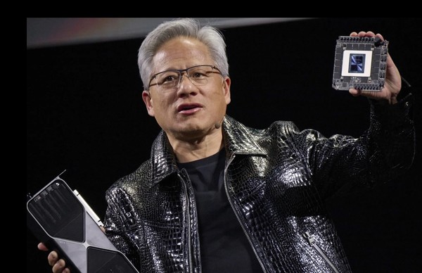 엔비디아 젠슨 황이 CES 2025 기조연설에서 자사의 신제품 '블랙웰' 라인업의 RTX5090 등을 소개하고 있다. (사진=블룸버그)