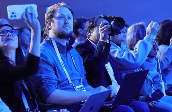 CES 컨퍼런스 참관객들. (출처=CES)