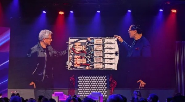 다른 행사에서 자사의 '블랙웰'을 소개하고 있는 젠슨 황(왼쪽). (출처=테크레이다)