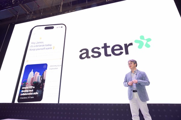 SKT 정석근 GPAA 사업부장이 7일(현지 시각) 미국 라스베이거스에서 열린 기자간담회에서 SKT의 글로벌 AI 에이전트 '에스터'에 대해 발표하고 있다.(사진:SK텔레콤)