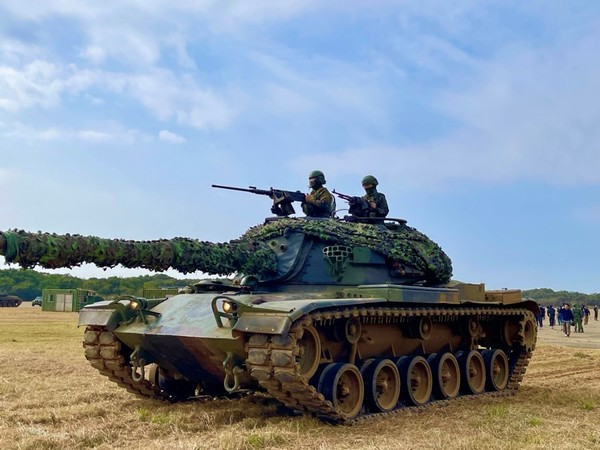 제3연합군대 부지휘관인 천야쉬안(Chen Ya-hsuan ,陳亞萱/ 오른쪽)이 구정 연휴를 앞두고 연례 군사훈련에 참여하고 있다. [사진=Adela Lin]