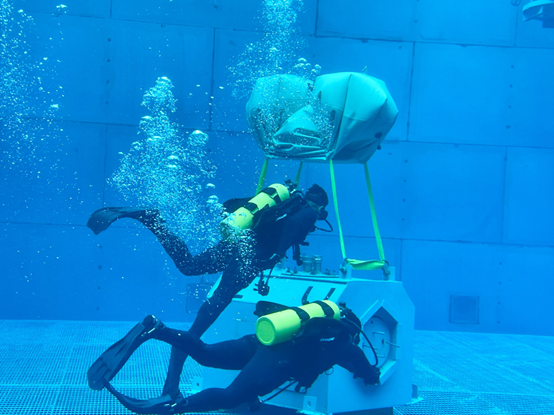여성 심해 잠수사가 다른 동기들과 함께 해저 구조 훈련을 수행하고 있다. [사진=Adela Lin]