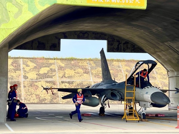 대만 조종사가  타이충에서 진행되는 군사훈련에 참가하기위해 IDF전투기에 탑승하고 있다(사진: Adela Lin)