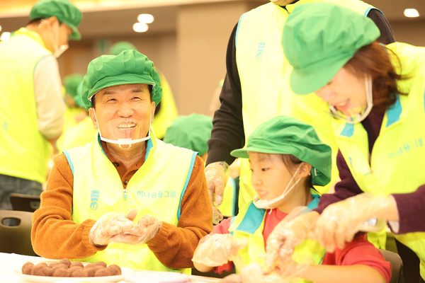 하나금융그룹은 지난 11일 민족 대명절인 설날을 맞이해 우리 주변의 어려운 이웃들에게 따뜻한 온기를 전하기 위한 '설맞이 전통 떡 나눔 봉사활동'을 실시했다. 이날 봉사활동에 참석한 함영주 회장(사진 왼쪽)이 직원 자녀와 함께 떡을 만들며 담소를 나누고 있다.(사진:하나금융그룹)