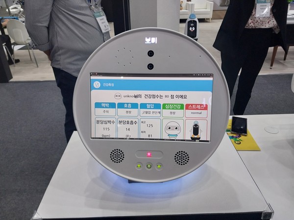 건강 상태를 점검하는 헬스케어 로봇. (사진=애플경제)