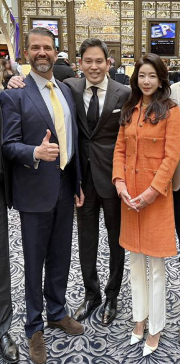 취임식 참석을 위해 지난 18일(현지 시간) 워싱턴을 찾은 신세계그룹 정용진 회장(가운데)이 트럼프 주니어(왼쪽)와 만나 부인 한지희 씨(오른쪽)를 소개 후 반갑게 사진을 찍었다.(사진:신세계그룹)