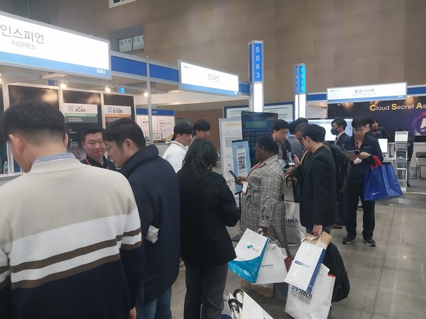 '2024국제보안엑스포'의 관람객들 모습. (사진=애플경제)