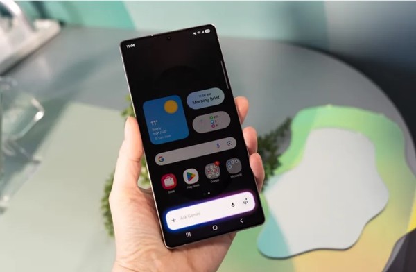  S25는 그립갑이 향상되고, 둥근 모서리 디자인이 특징이다. (사진=퓨처)