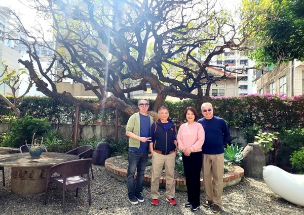 간러아셰 미술관 야외정원, (왼쪽부터) 탁월미디어그룹 서방호(徐邦浩) 사장, 정잉동(曾英棟) 선생, 탁월교육망 총편집장 뤼정팅(劉正廷)과 지인, 예술과 자연이 어우러진 고즈넉한 공간에서 독특한 인문미학의 아름다움이 피어났다. (사진: 정루쉬엔(曾若璇))