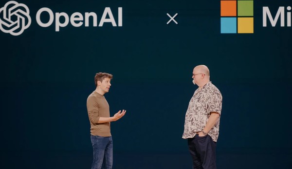 샘 앭트먼(왼쪽)이 오픈AI-마이크로소프트 합동 이벤트에서 MS 이사인 케빈 스콧에게 자사의 클라우드 컴퓨터 용량 증가를 위한 투자의 필요성을 강조하고 있다. (사진=뉴욕타임스)
