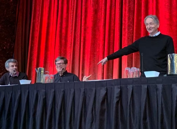 세계 3대 'AI 대부'로 꼽히는 과학자들이 ‘ACM A.M. 튜링’ 상을 공동 수상한 시상식에서 합동 회견을 하고 있다. 왼쪽부터 요수아 벤지오, 얀 르쿤, 제프리 힌튼, 이중에선 힌튼은 금년 노벨물리학상을 수상하기도 했다. (사진=월스트리트저널)