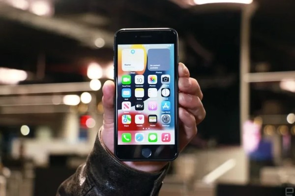 애플 아이폰16 SE. (사진=블룸버그)