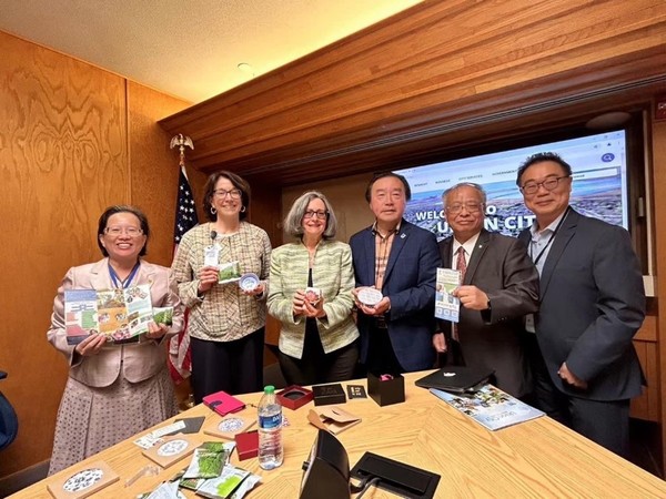 박사 후 전문과정 참가자들이 초청받아 캘리포니아 시정부 청사에서 학업 교류를 하고 있다. 