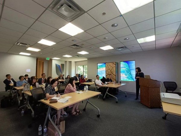  박사 후 전문과정 참가자들이 스탠퍼드 대학에서 최신 비즈니스 관련 수업을 수강하고 있다.