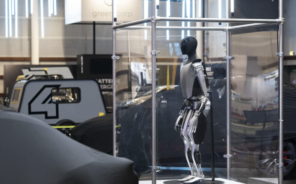 2024 파리 모터쇼에서 공개된 테슬라 휴머노이드 로봇 '옵티머스'.(사진:블룸버그)