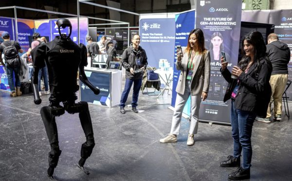 2024년 GenAI 서밋에서 소개된 유니트리 H1 유니버설 휴머노이드 로봇.(사진:블룸버그)