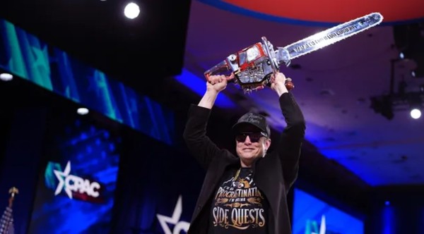 최근 열린 '보수행동단체'의 집회에서 전기톱을 휘두르고 있는 일론 머스크. (사진=게티이미지)