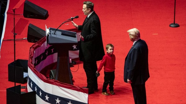 일론 머스크가 자신의 아들을 대동한채 트럼프 대통령이 지켜보는 가운데 연설을 하고 있다. (사진=게티이미지)