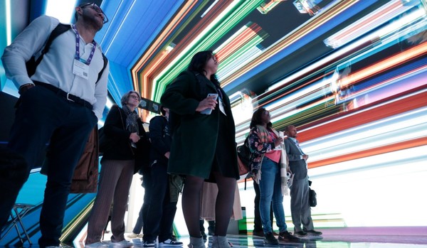  'MWC 2024' 모습과 관람객들. (제공=MWC 2025, GSMA)