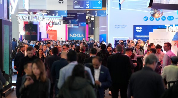 'MWC 2024'의 관람객들. (제공=MWC 2025, GSMA)