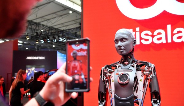 'MWC 2024'에 출품된 신기술을 둘러보는 관람객들. (제공=MWC 2025, GSMA)